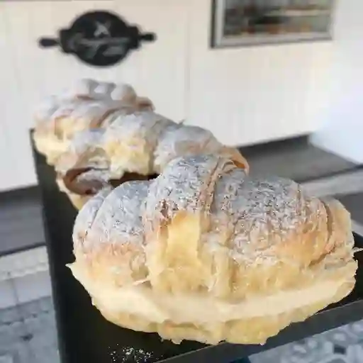 Medialuna Rellena con Pastelera