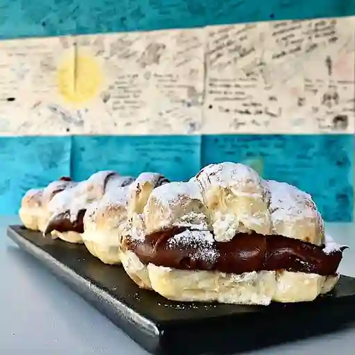 Medialuna Rellena con Dulce de Leche