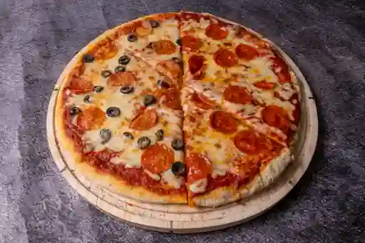 Pizza Mitad Pepperoni y Mitad Romana