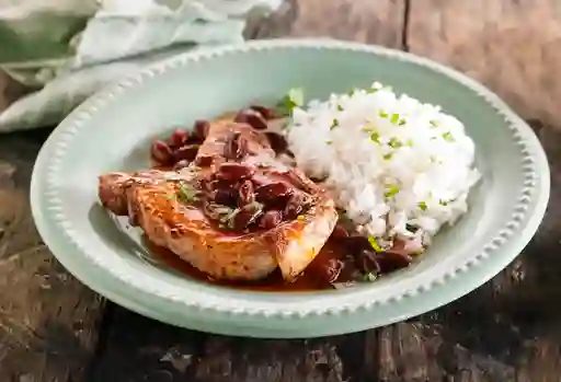 Chuleta con Frijoles y Arroz