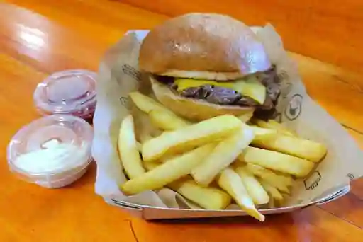 Cheeseburger Triple y Papas Fritas