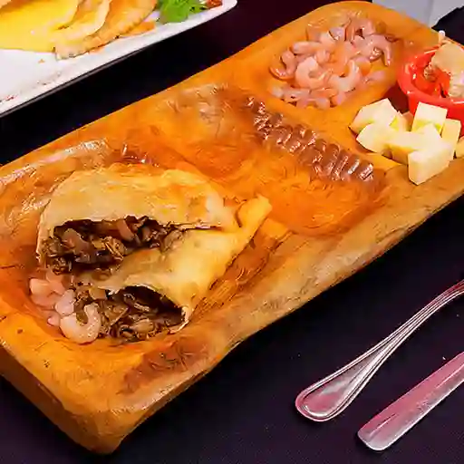Empanada Ostión Camarón Queso