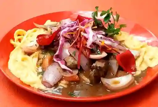 Fetuccini a la Huancaína y Lomo Saltado