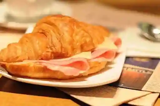 Sándwich Croissant Jamón y Queso