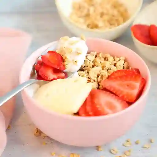 Granola con Yogur y Fruta de Estación