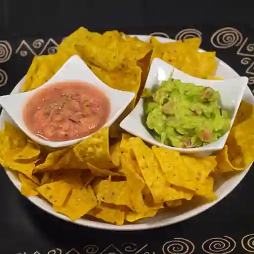 Nachos con Salsa y Guacamole