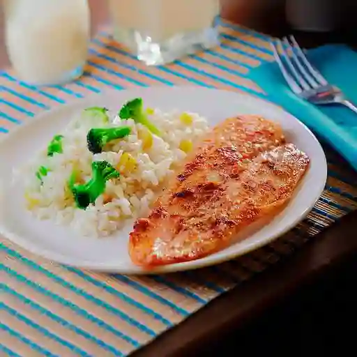 Filete de Pollo Apanado con Arroz y Ensalada