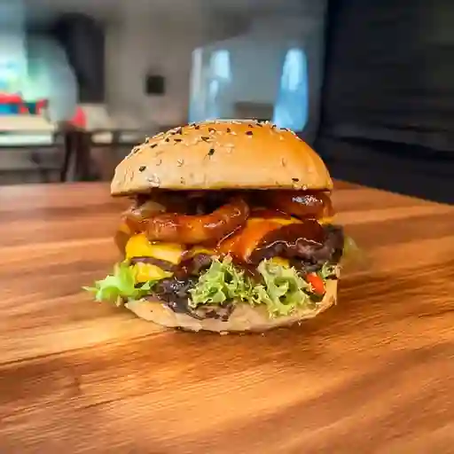 Burger Simmons + Papas Rústicas