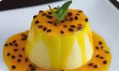 Mousse de Mango en Salsa de Maracuyá