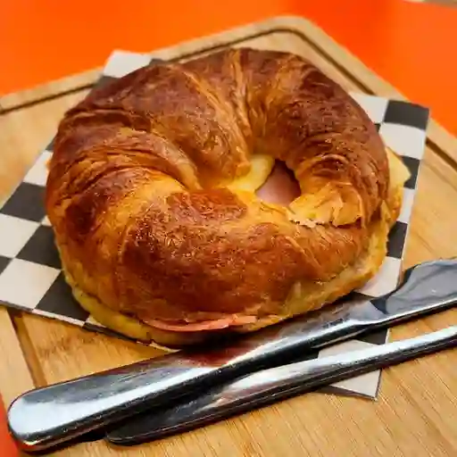 Sándwich Croissant Jamón y Queso