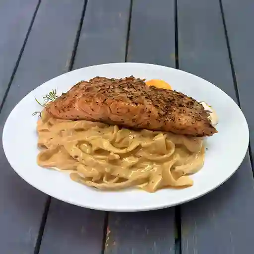 Tallarín al Alfredo con Salmón