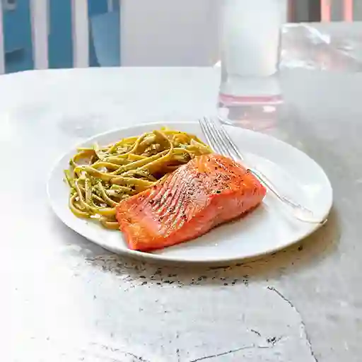 Fetuccini al Pesto con Salmón