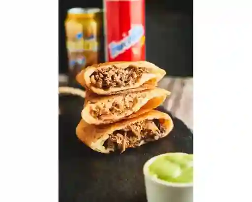 Empanada de Pollo Mechado