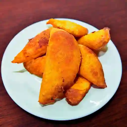 Empanada de Mechada y Tajadas