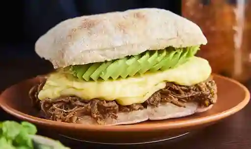 Ciabatta de Mechada con Queso y Palta