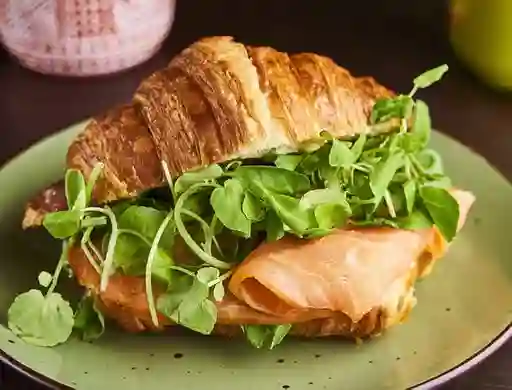 Croissant de Salmón con Queso Crema