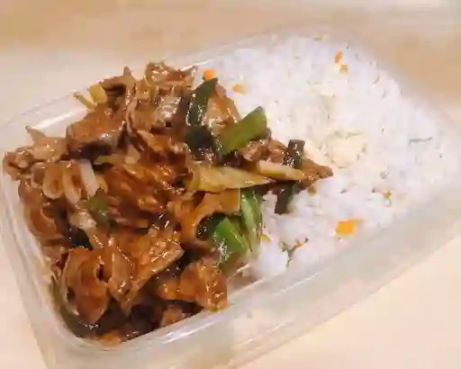 Cerdo Mongoliano con Arroz Chaufan