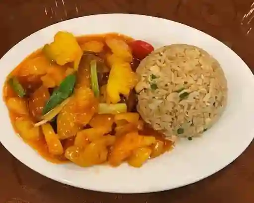 Pollo Piña con Arroz Chaufan