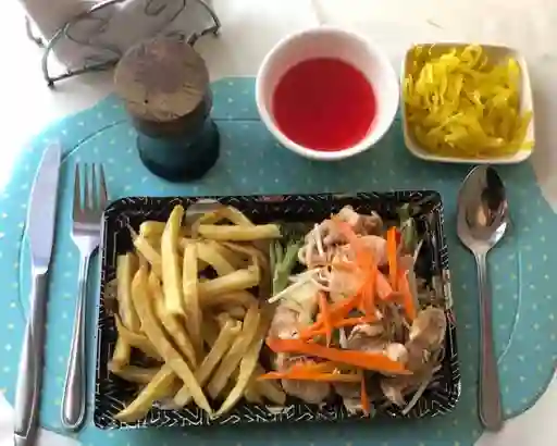 Chapsui de Pollo con Papas Fritas