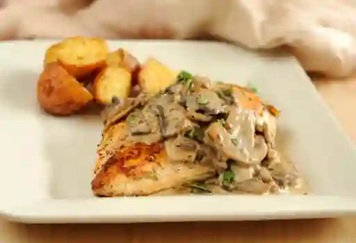 Pollo al Champiñón Ensalada y Postre