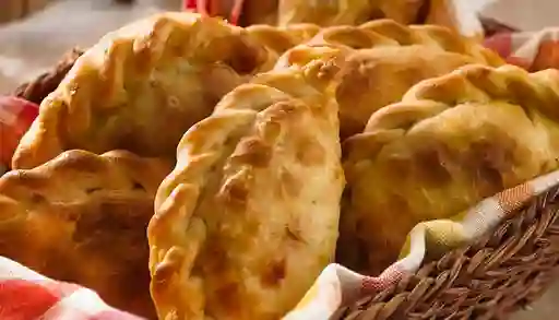 Empanada de Marisco, Queso y Cebollín