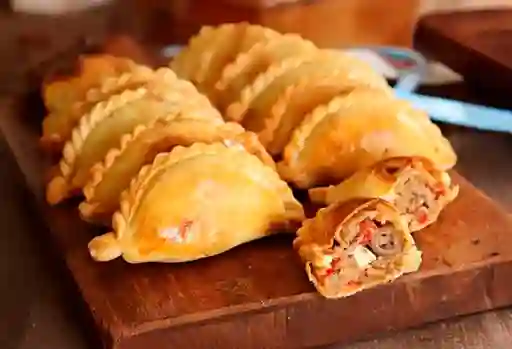 8 Empanadas + 2 Bebidas