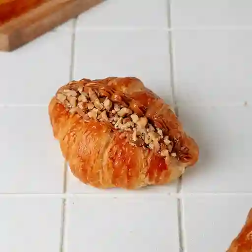 Croissant Manjar Nuez	