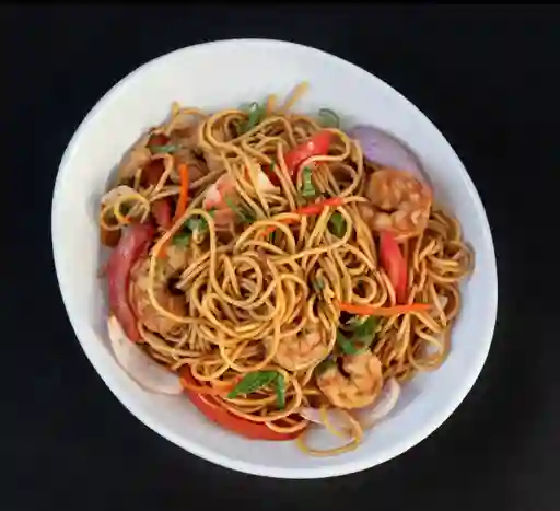 Tallarines salteados con camarones