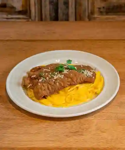 Tallarines a la Huancaina con Milanesa de Res
