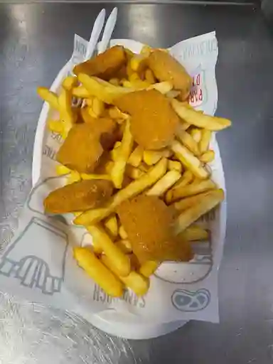 Nuggets de Pollo y Papas Fritas