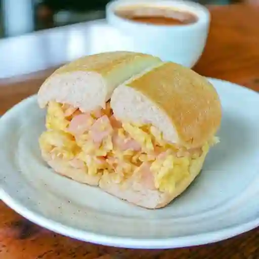 Marraqueta con Huevos Revueltos y Jamón