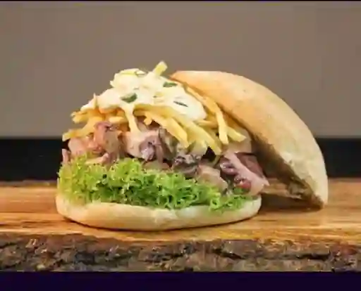 Combo 1 Sándwich de Lomo Saltado y Bebida Lata 350 ml