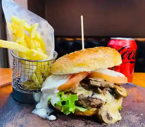 Combo 18 Sándwich de Mechada a lo Pobre y Bebidas Latas 350 ml