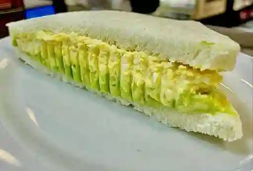 Triángulo palta huevo