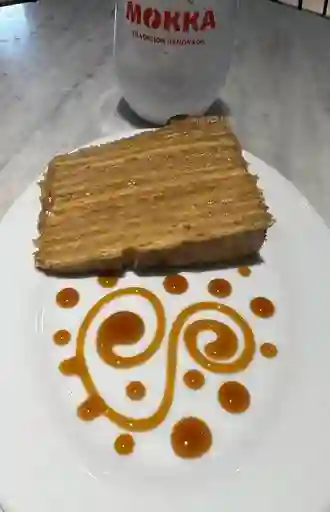 Porción torta panqueque manjar nuez