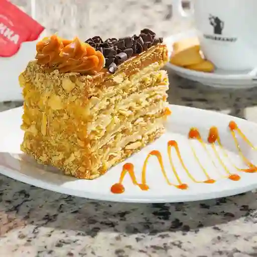 Porción torta hojarasca chilena