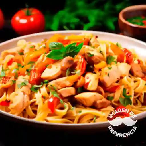 Tallarín Saltado de Pollo Grande