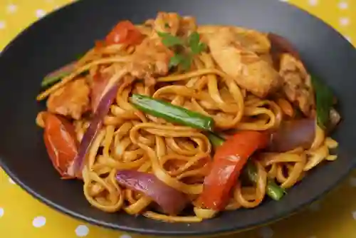 Tallarin Saltado de Pollo