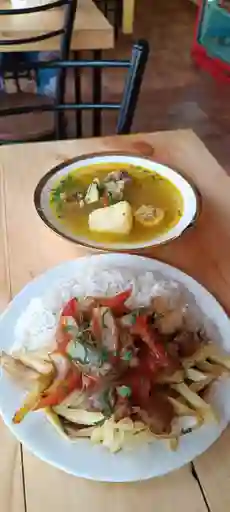 Cazuela de Vacuno + Saltado de Pollo