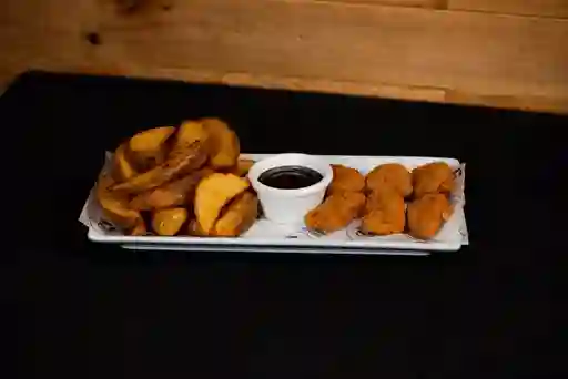 Nuggets con Papas Fritas