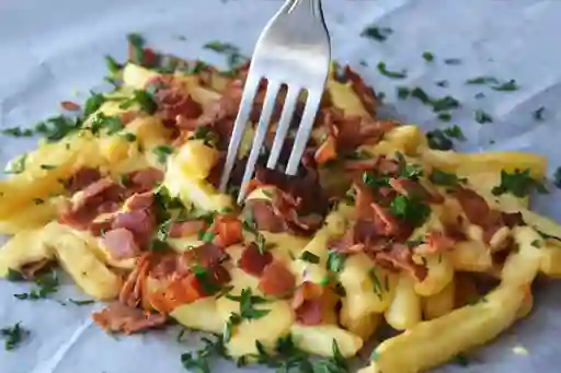 Papas Con Queso Cheddar, Tocino y Cebollín