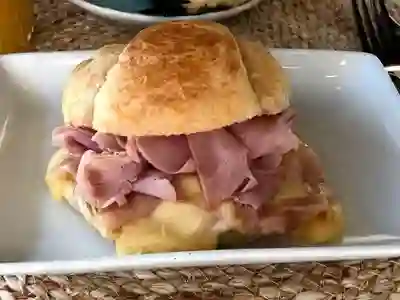 Sándwich Croissant Jamón Y Queso