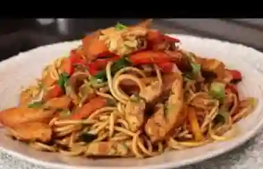 Tallarín Salteado Con Pollo