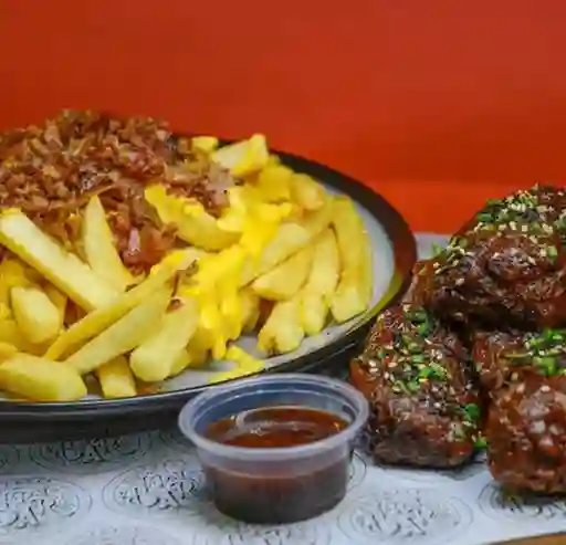 Papas Fritas Cheddar Tocino + 5 Alitas Bbq