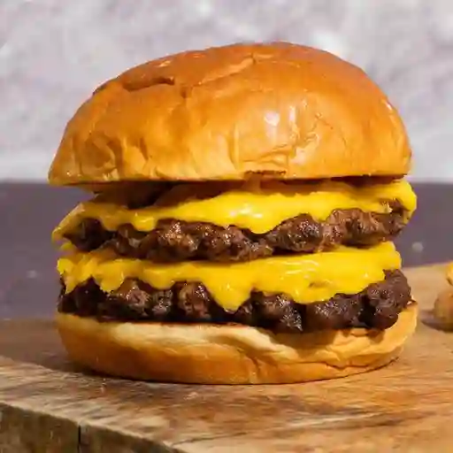 Chesseburger Doble con Papas Fritas