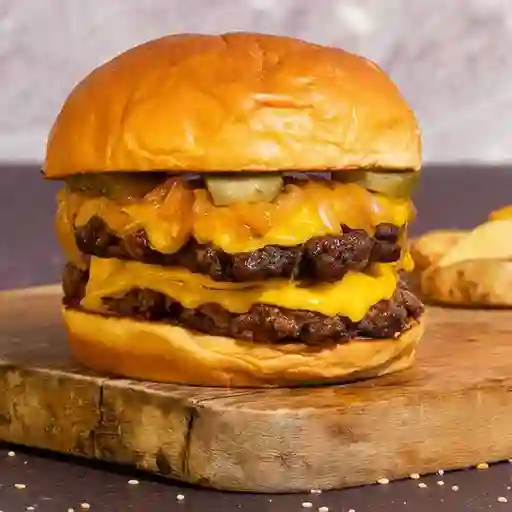 Chesseburger Deluxe Doble con Papas Fritas