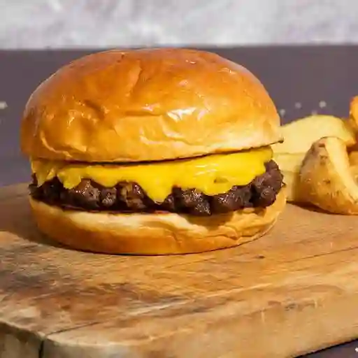 Chesseburger Simple con Papas Fritas
