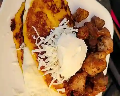 Cachapa con Queso y Cochino Frito