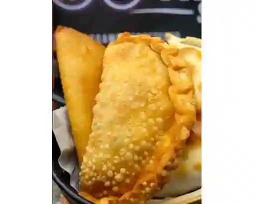 Empanada Mechada y Queso