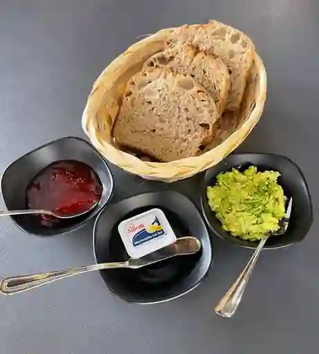 3 Tostadas Palta Mantequilla y Mermelada